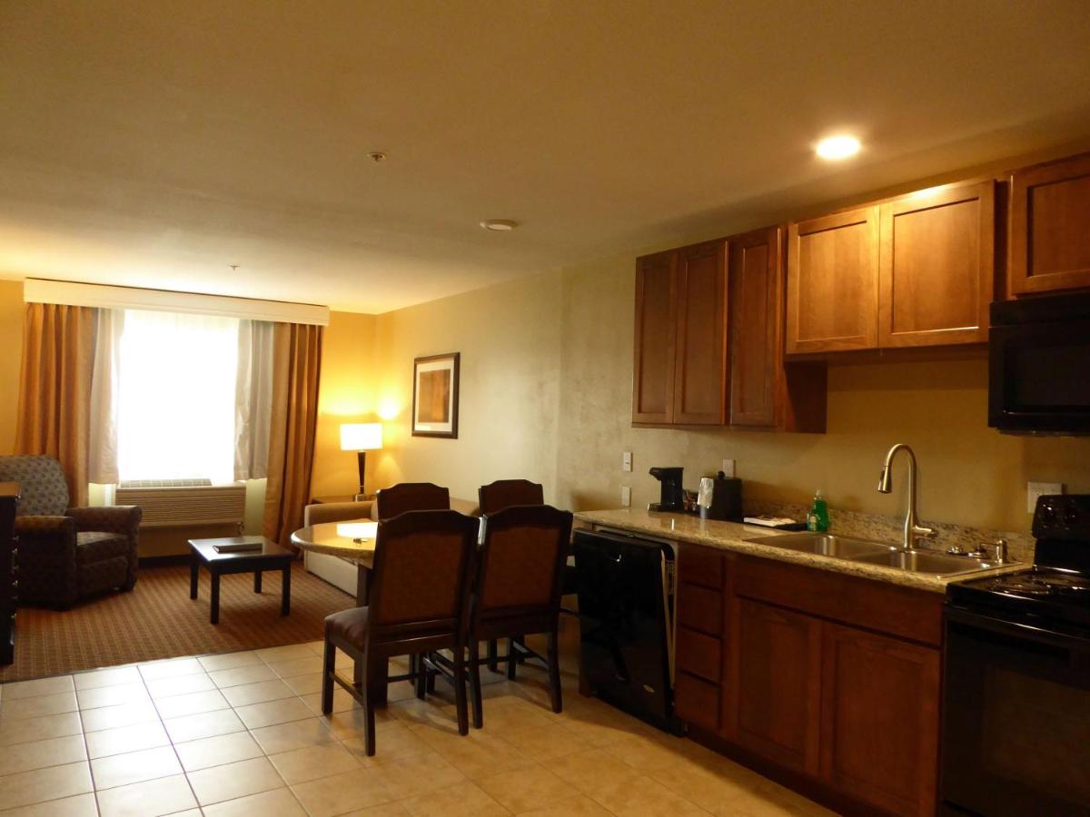 King Suite with Kitchen and Spa Tub at Best Western Plus Vintage Valley Inn