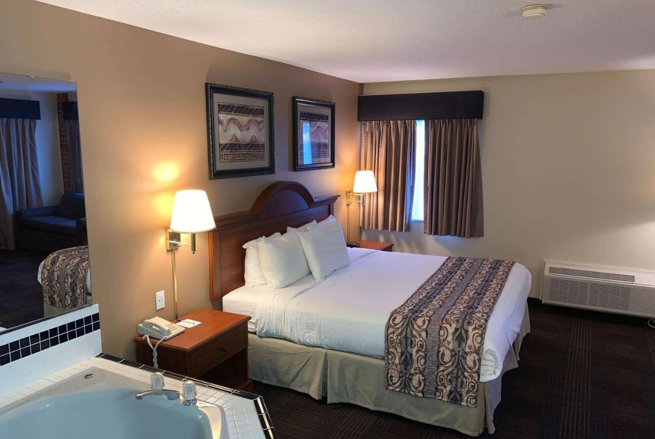 Deluxe Studio Suite with 1 King Bed, Non-Smoking at Baymont by Wyndham LeMars