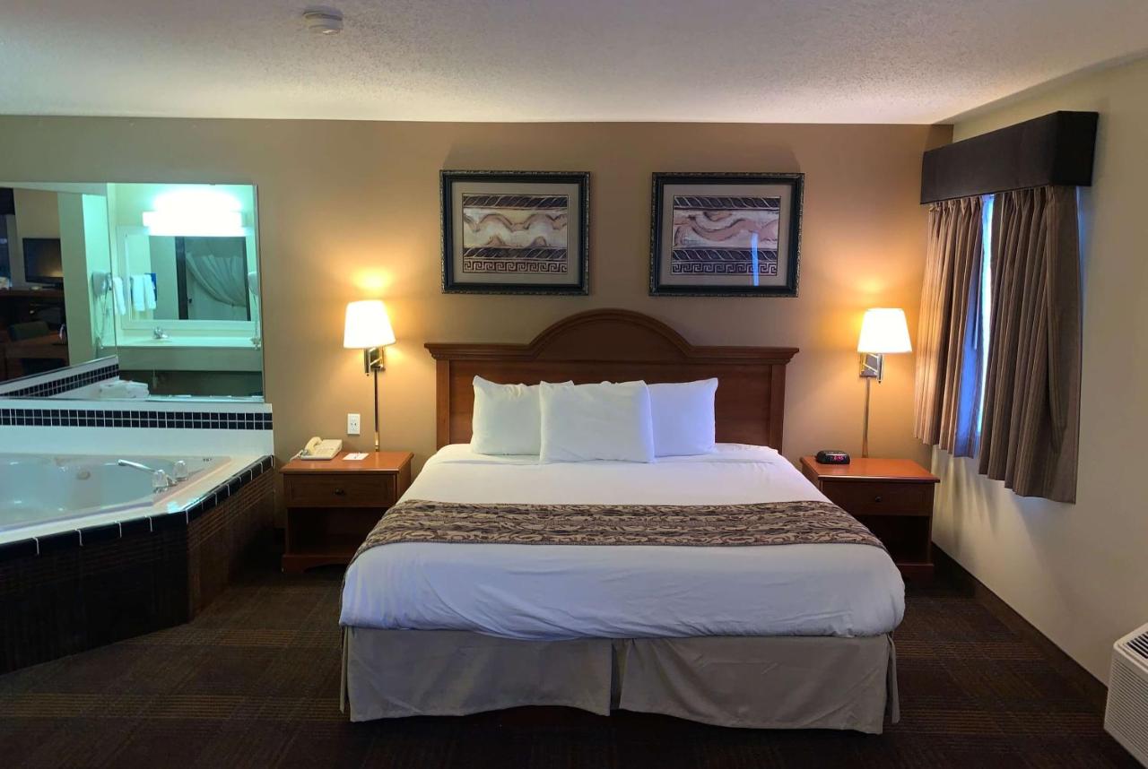 Deluxe Studio Suite with 1 King Bed, Non-Smoking at Baymont by Wyndham LeMars