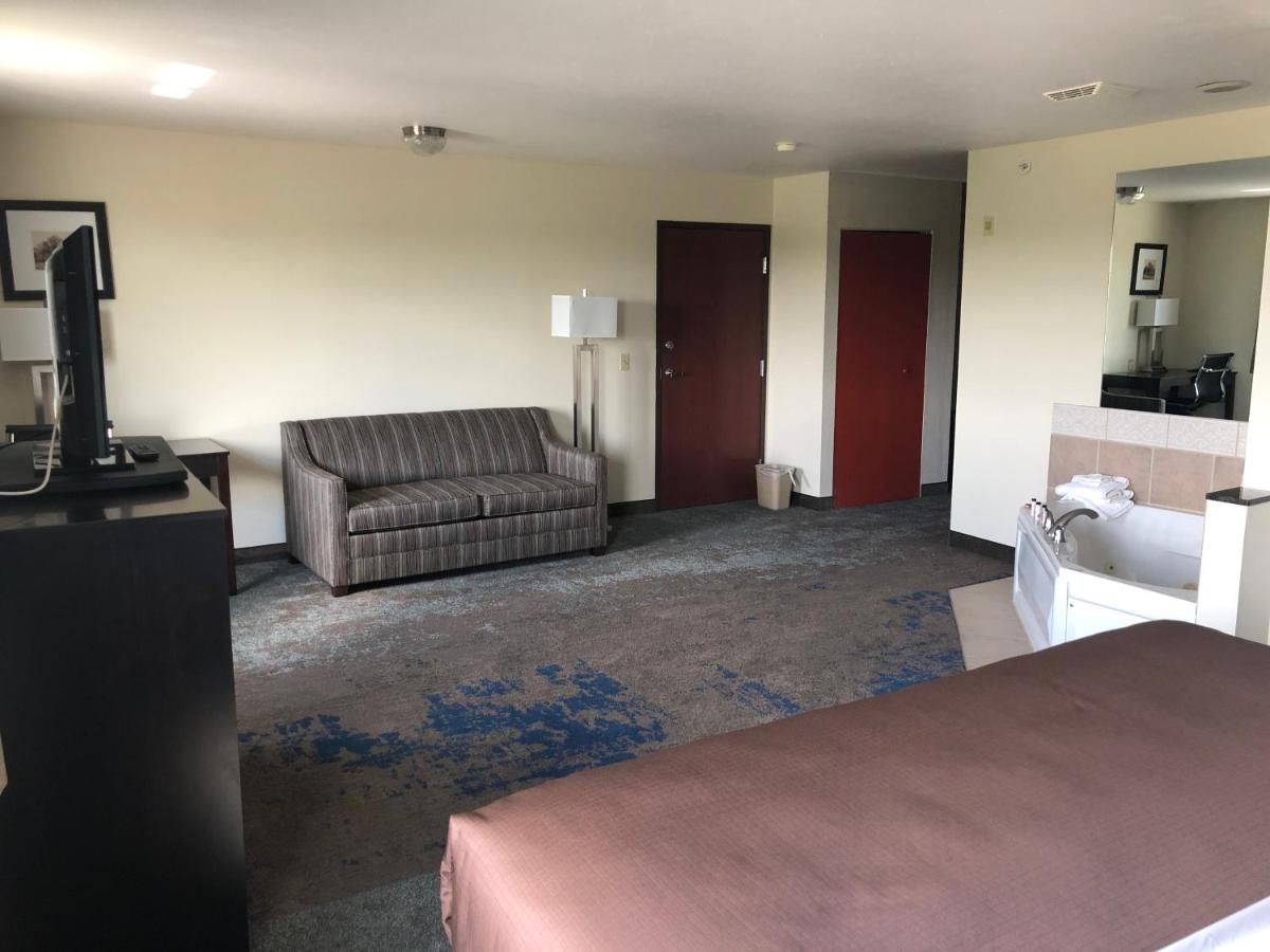 1 King Bed, Studio Suite, Non Smoking at AmericInn by Wyndham Maquoketa