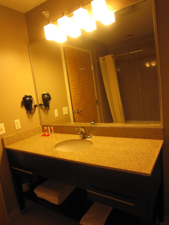 King Room at Red Carpet Inn And Suites Monmouth Jtc
