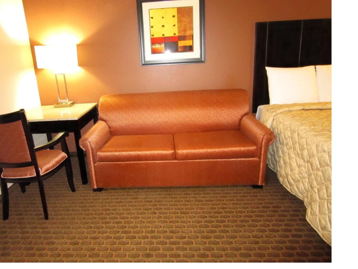 King Room at Red Carpet Inn And Suites Monmouth Jtc