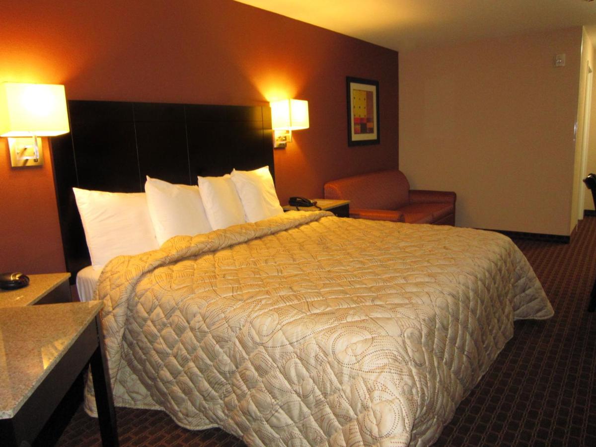 King Room at Red Carpet Inn And Suites Monmouth Jtc