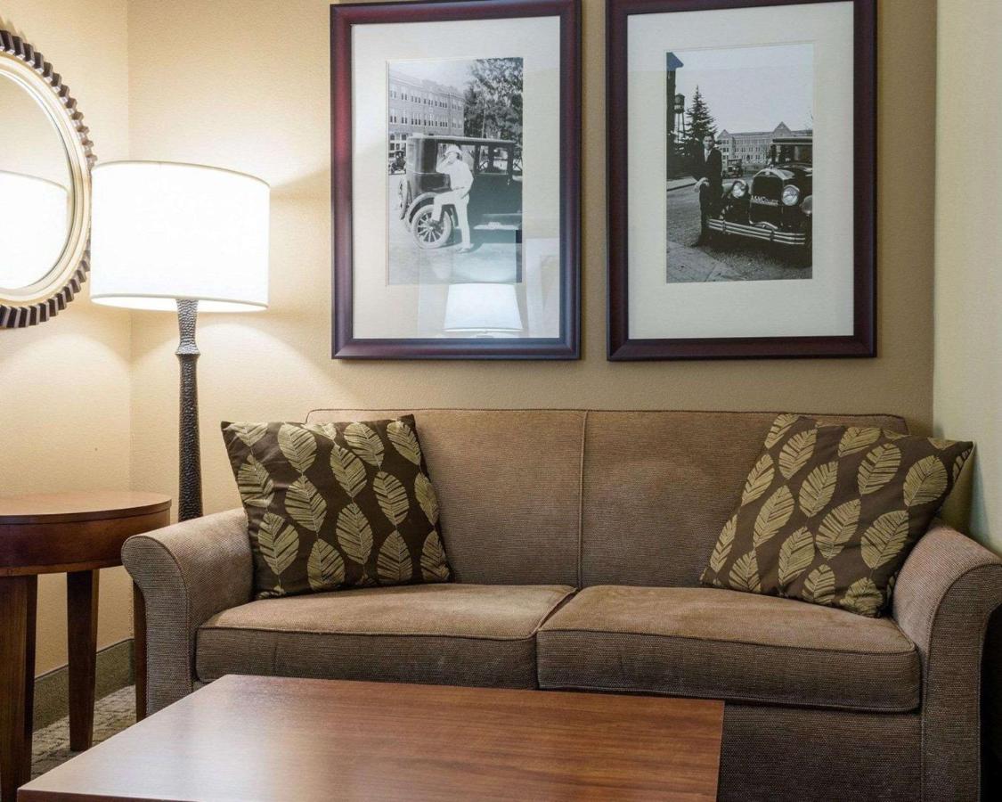 Queen Suite with Two Queen Beds - Non-Smoking at Russell Inn & Suites