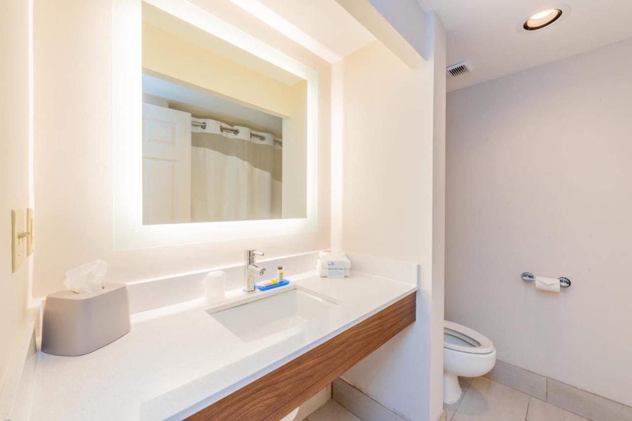 King Room - Mobility Access Tub - Non-Smoking at Holiday Inn Express & Suites Bradenton West by IHG