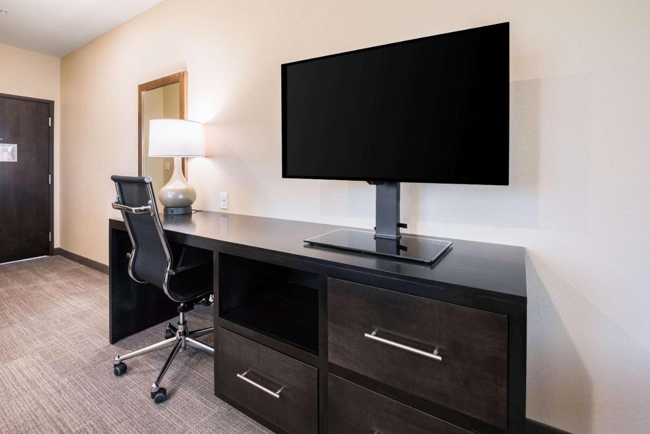 King Suite with Balcony and Sofa Bed - Non-Smoking at Comfort Suites Marysville Columbus - Northwest