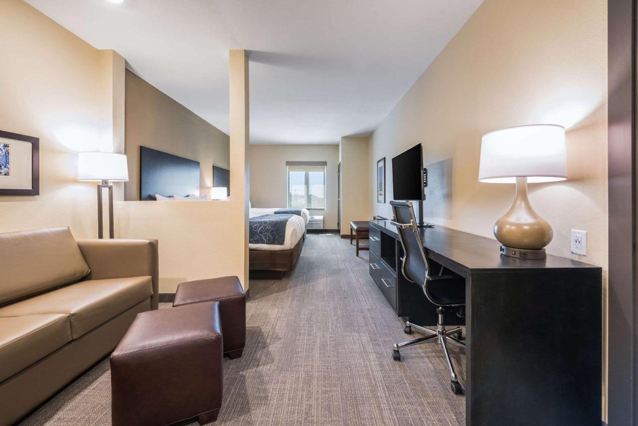 Queen Suite with Two Queen Beds and Sofa Bed - Non-Smoking at Comfort Suites Marysville Columbus - Northwest