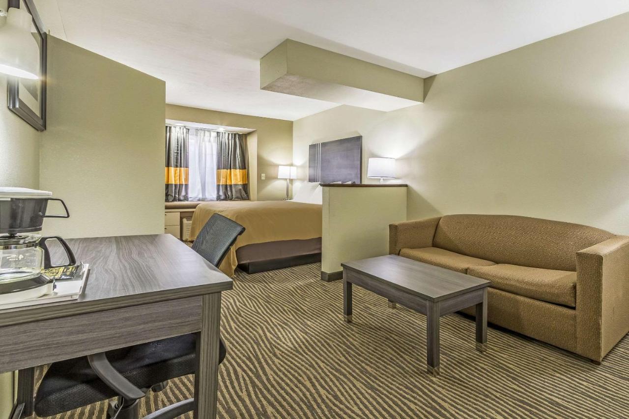 King Suite with Sofa Bed at Quality Inn & Suites North Lima - Boardman
