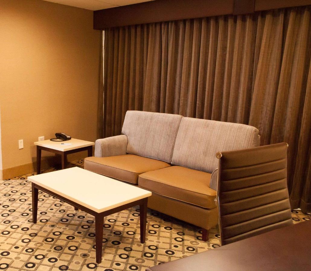 King Suite at Radisson Hotel Southfield-Detroit