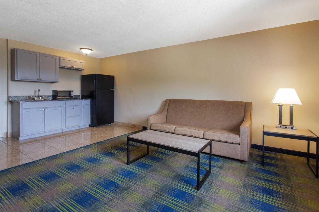 One-Bedroom King Suite - Non-Smoking at Super 8 by Wyndham Cromwell/Middletown