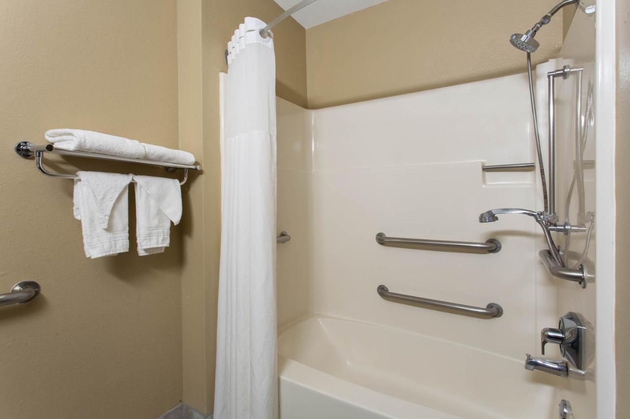 King Room - Mobility Access/Non-Smoking at Super 8 by Wyndham Cromwell/Middletown