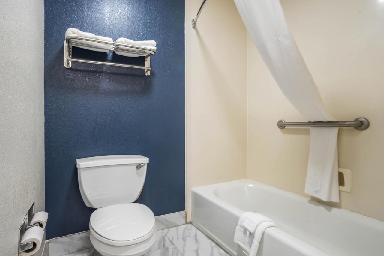 King Suite - Non-Smoking at Quality Suites Baton Rouge East - Denham Springs