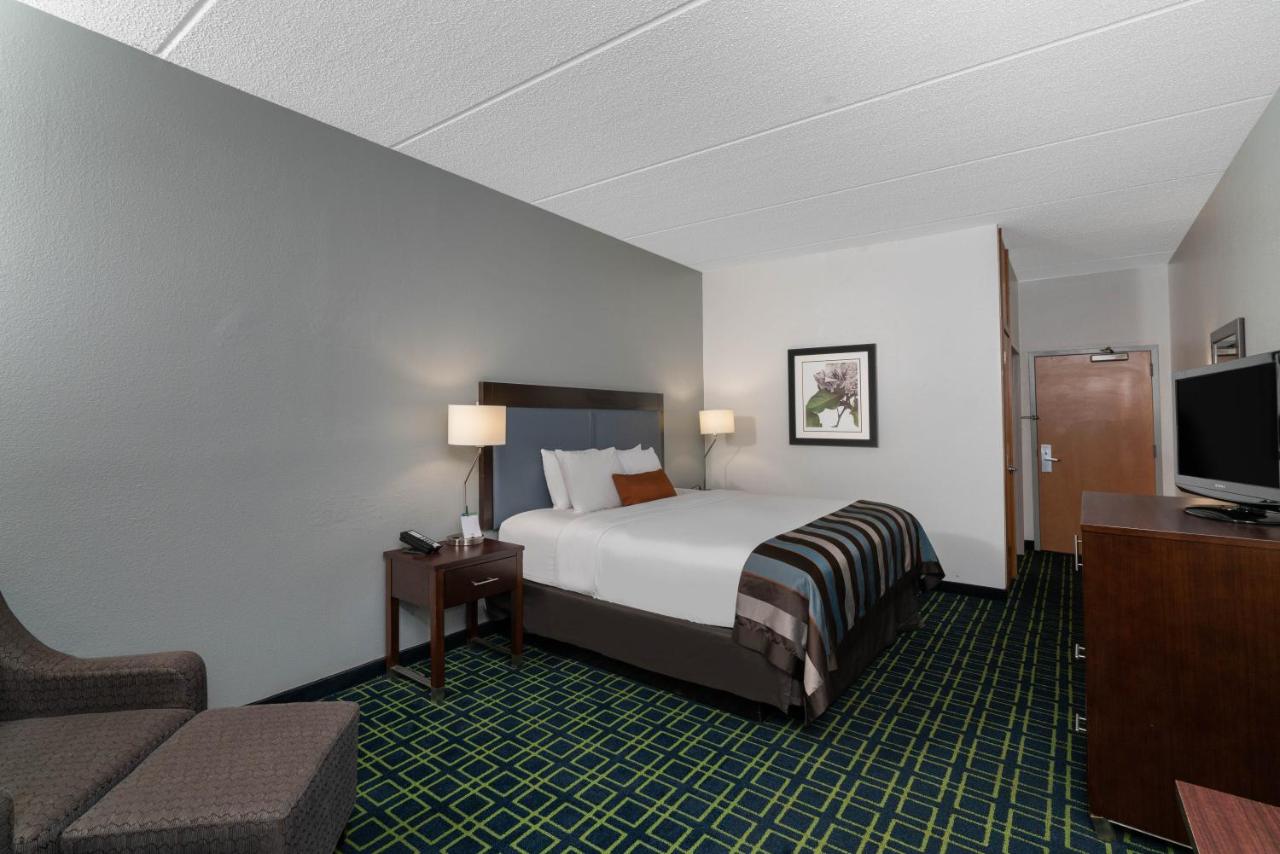King Room with Mobility/Hearing Impaired Access - Non-Smoking at Wingate by Wyndham Fletcher at Asheville Airport
