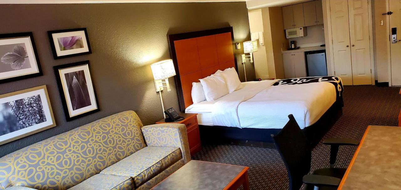Superior King Room - Non-Smoking at Days Inn by Wyndham Gainesville University I-75