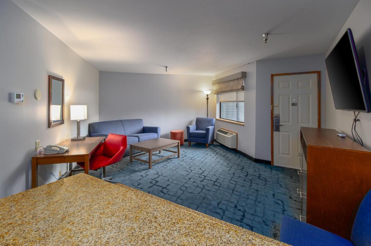 Executive Suite at Red Lion Hotel Templin's on the River
