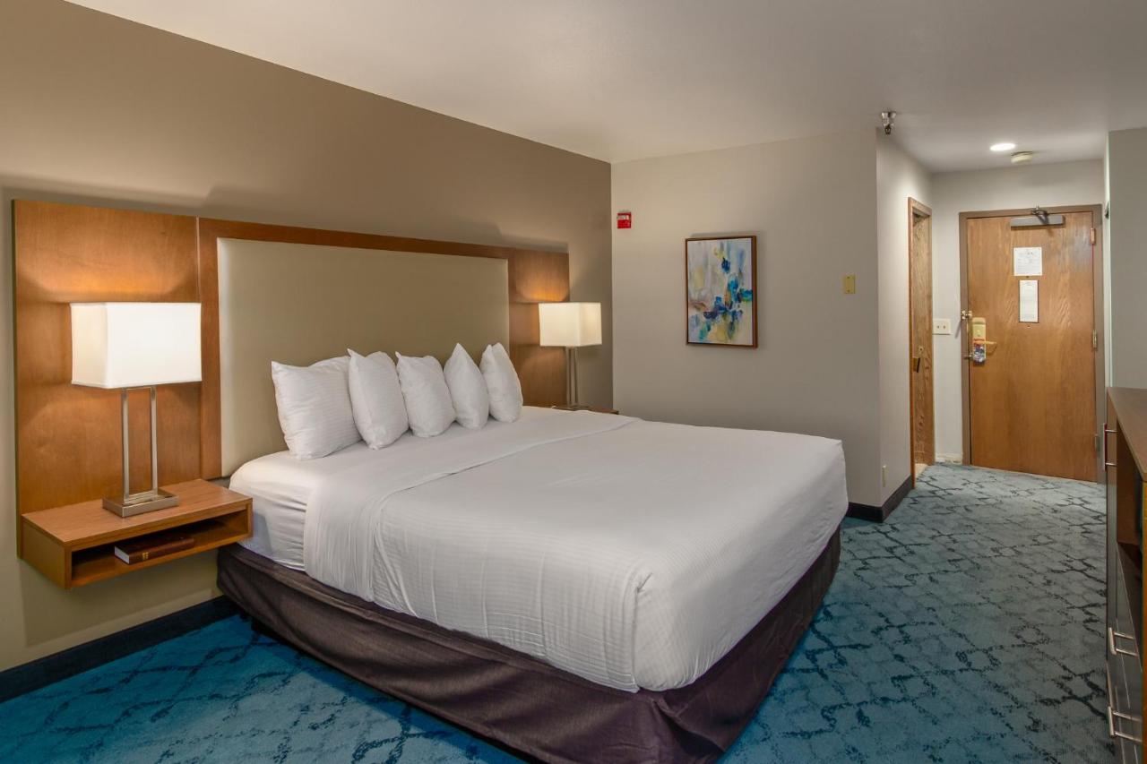 King Room with Roll-In Shower - Disability Access at Red Lion Hotel Templin's on the River