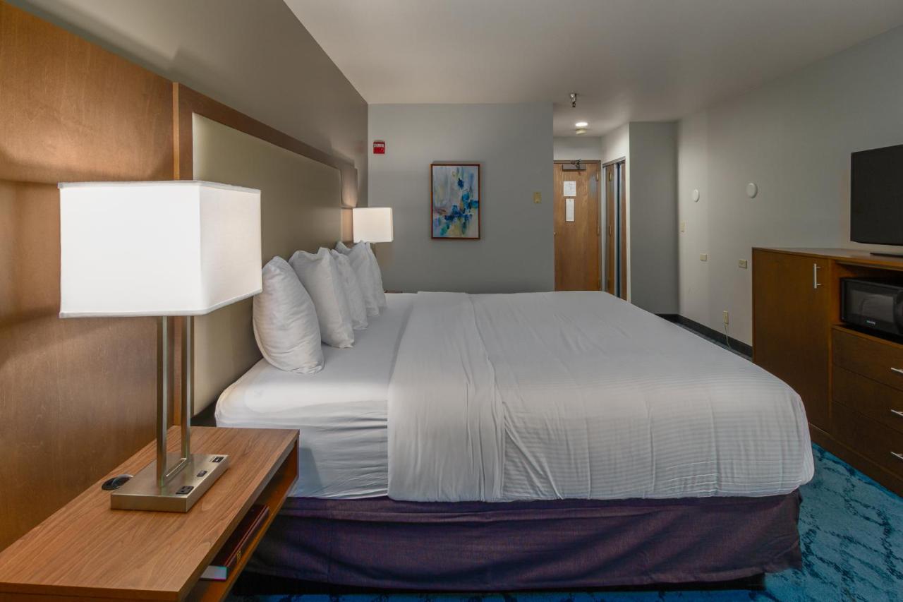 King Room with River View at Red Lion Hotel Templin's on the River