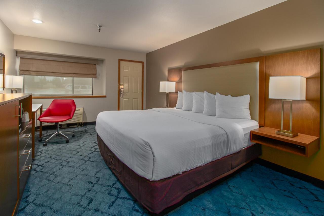 King Room with Roll-In Shower - Disability Access at Red Lion Hotel Templin's on the River