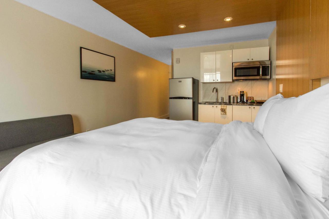 Efficiency Queen Room - Accessible/Non-Smoking at West Wing Hotel, an Ascend Hotel Collection Member