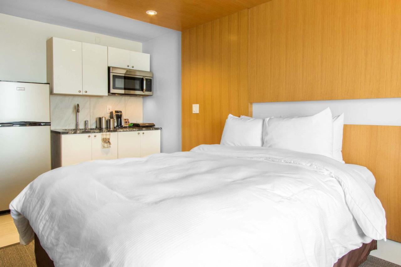 Efficiency Queen Room - Accessible/Non-Smoking at West Wing Hotel, an Ascend Hotel Collection Member
