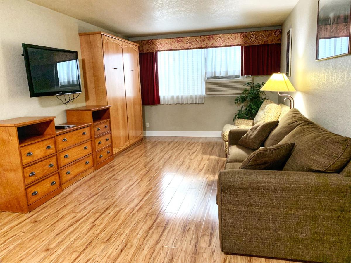 King Suite with Spa Bath at Stratford Inn