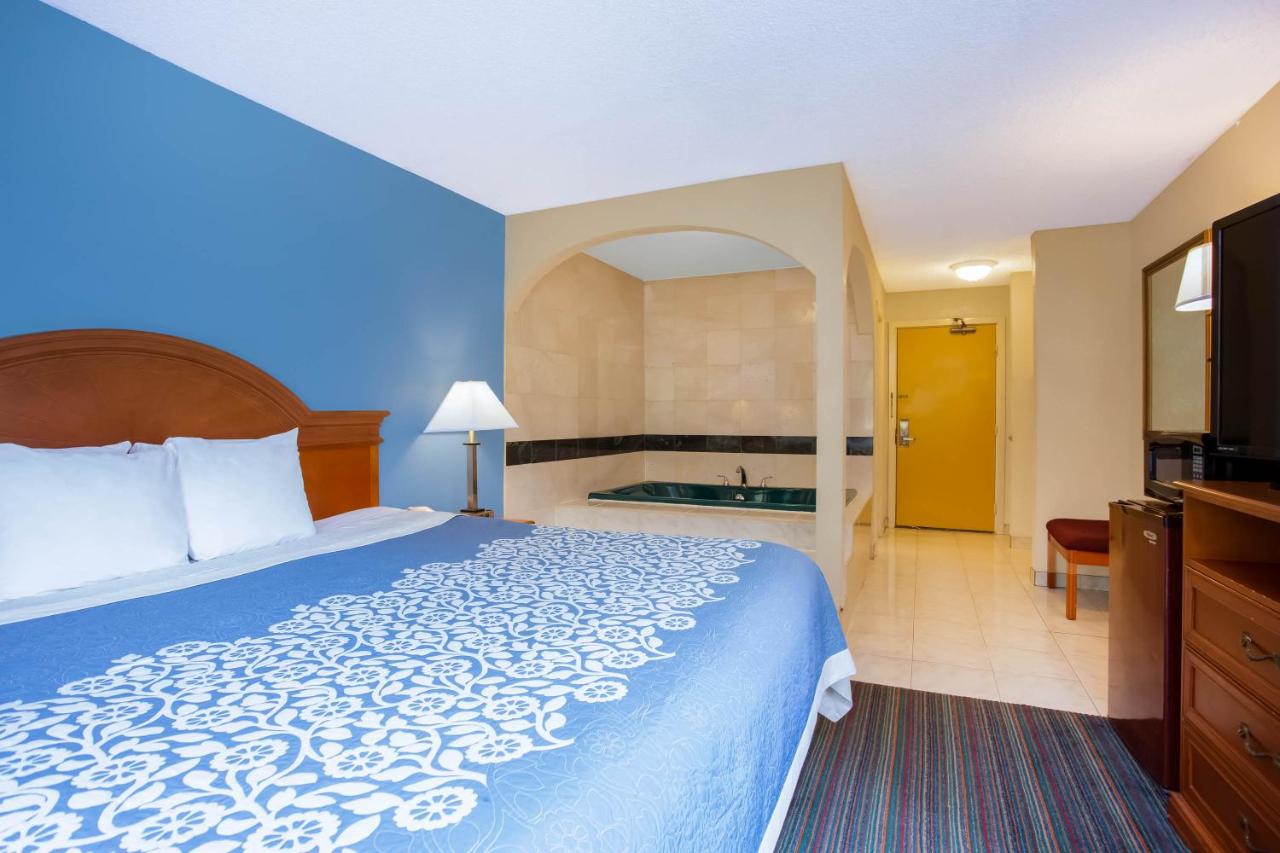 King Suite - Non-Smoking at Days Inn by Wyndham Runnemede Philadelphia Area