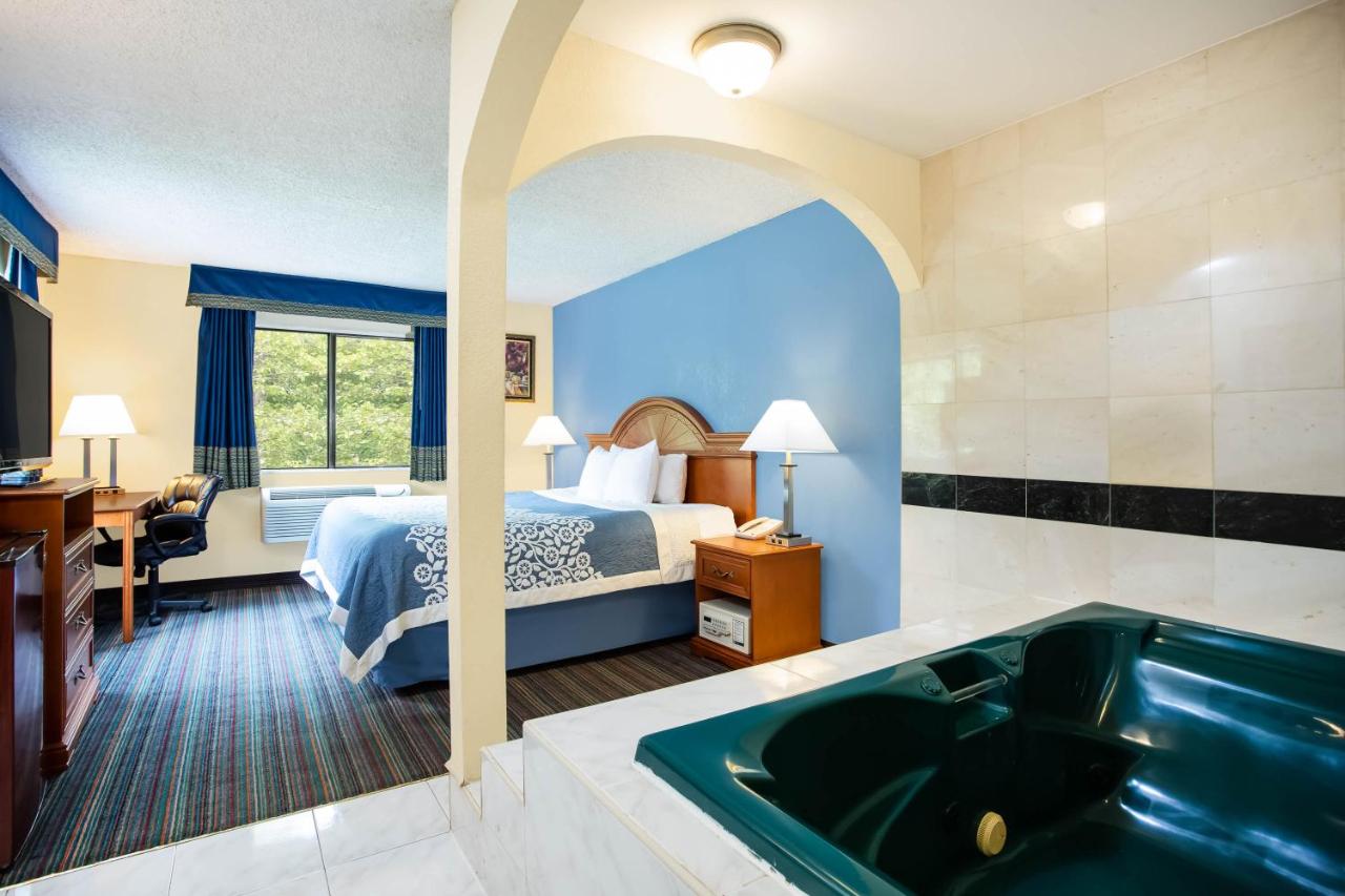 King Suite - Non-Smoking at Days Inn by Wyndham Runnemede Philadelphia Area