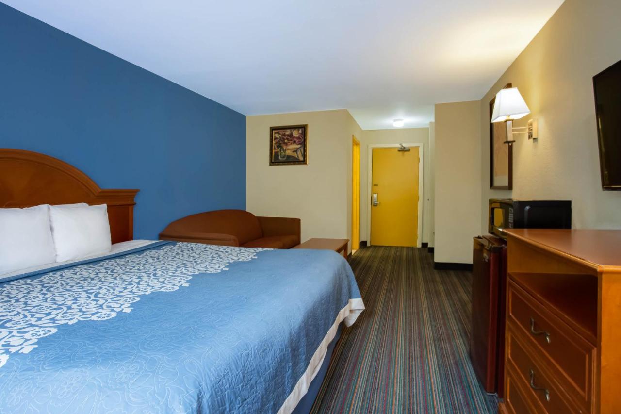 King Room - Second Floor/Non-Smoking at Days Inn by Wyndham Runnemede Philadelphia Area