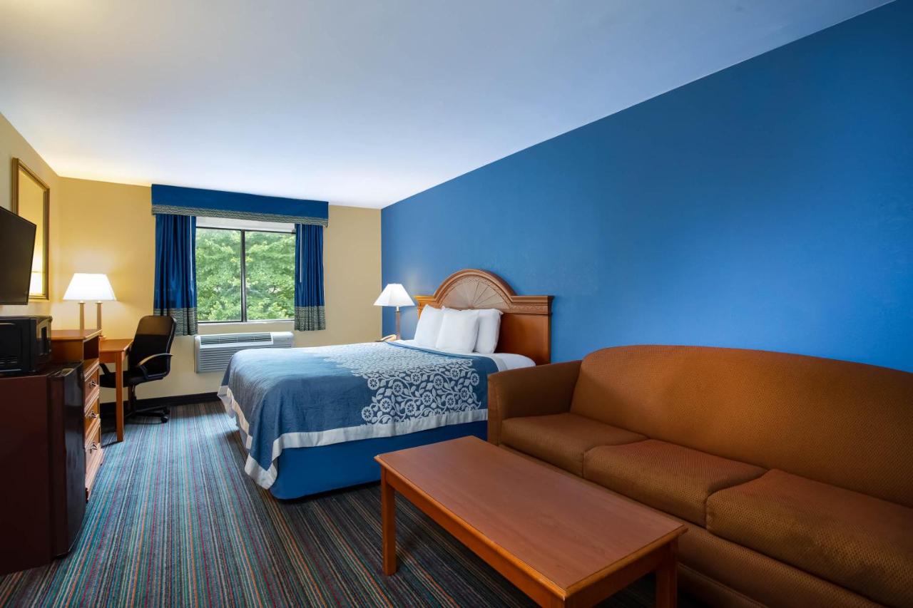 King Room - Second Floor/Non-Smoking at Days Inn by Wyndham Runnemede Philadelphia Area