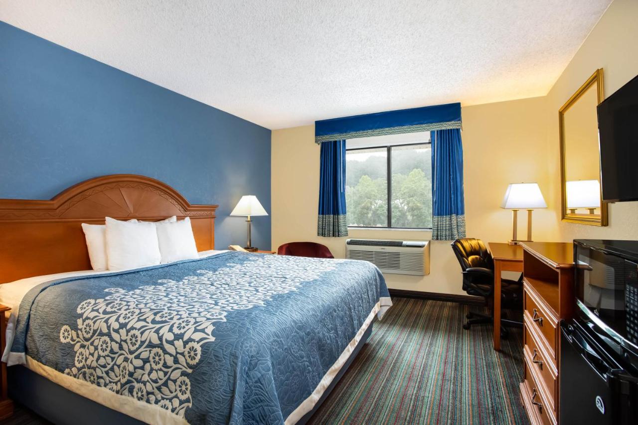 King Room - Second Floor/Non-Smoking at Days Inn by Wyndham Runnemede Philadelphia Area