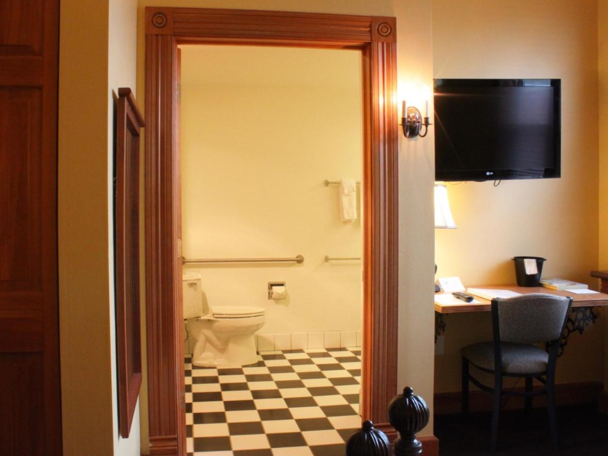 Queen Room - Disability Access at Nuks Executive Suites
