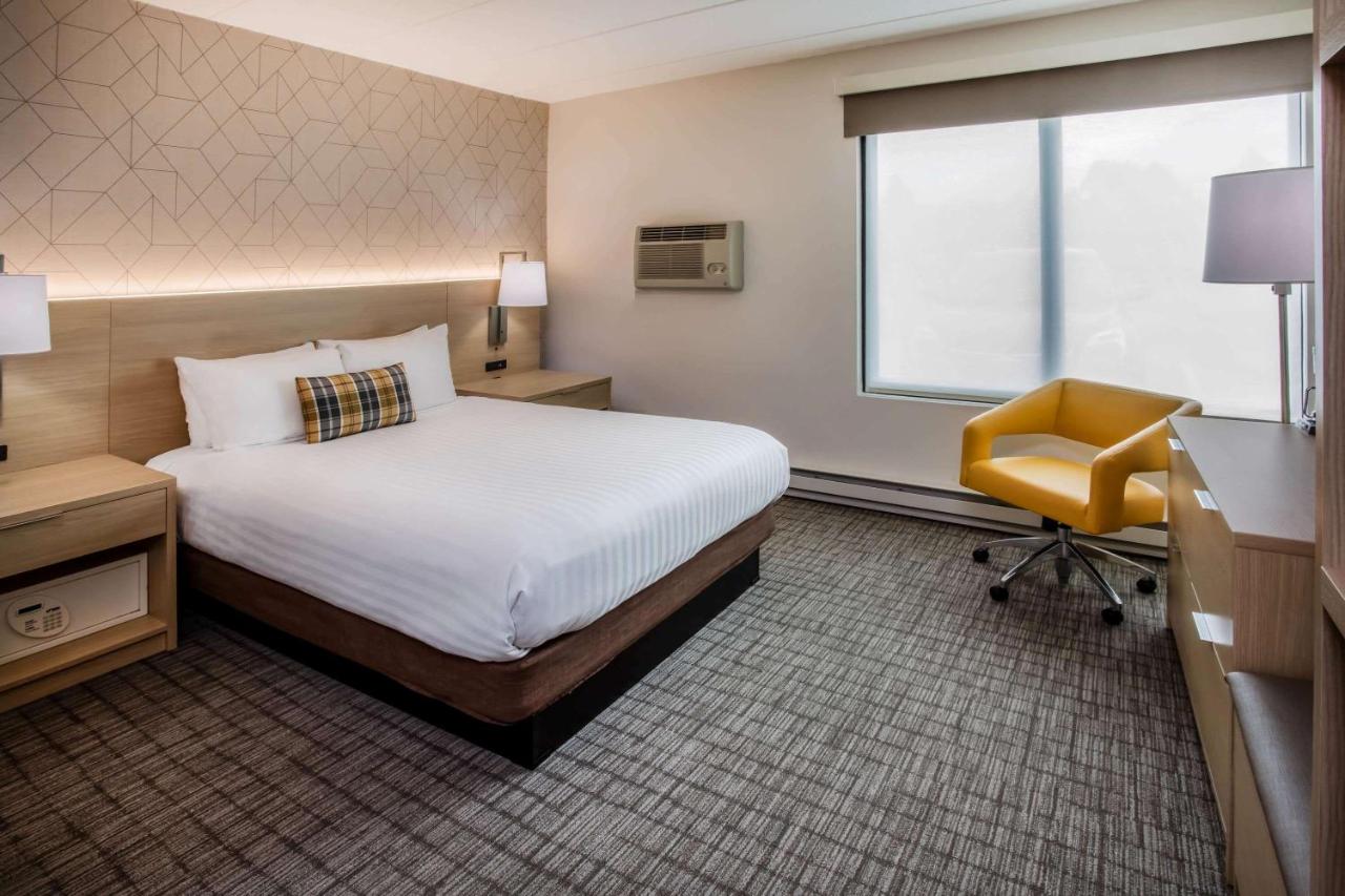 Queen Room - Mobility Access/Non-Smoking at Days Inn & Suites by Wyndham Duluth by the Mall