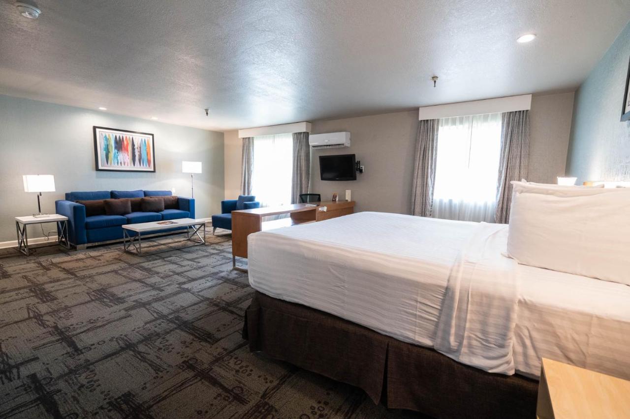 Renovated Deluxe Queen at Alexis Park All Suite Resort