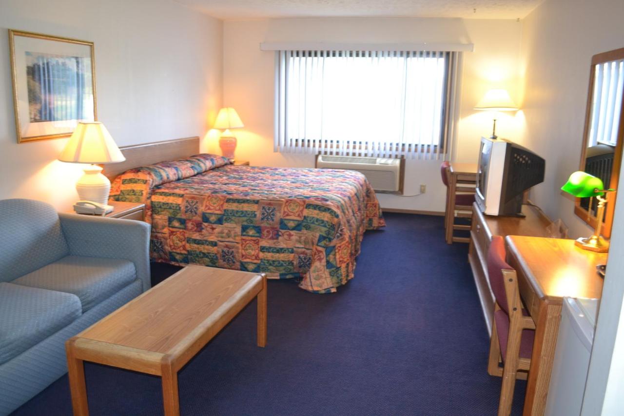 King Room with Sofa Bed at Sky Lodge Inn & Suites