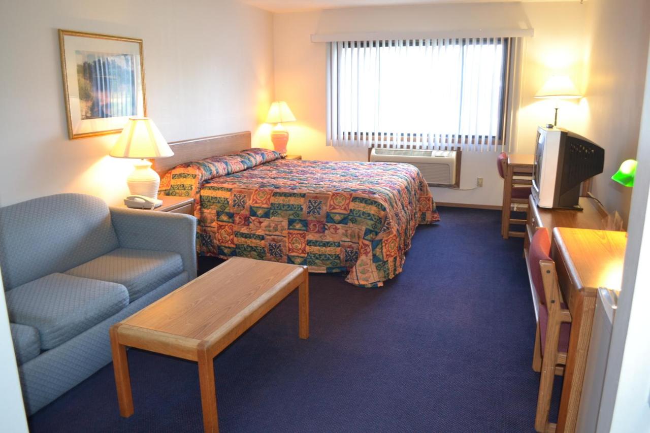 King Room with Sofa Bed at Sky Lodge Inn & Suites