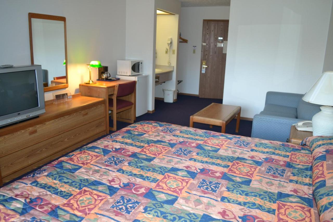 King Room with Sofa Bed at Sky Lodge Inn & Suites