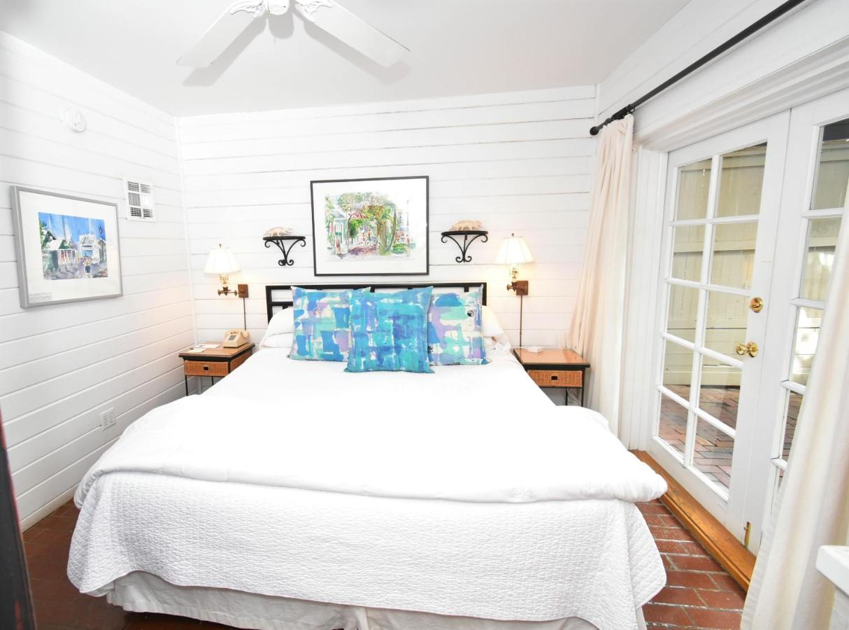Deluxe King Suite B at Simonton Court Historic Inn & Cottages