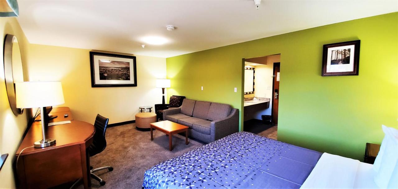  | Country Hearth Inn & Suites Sikeston