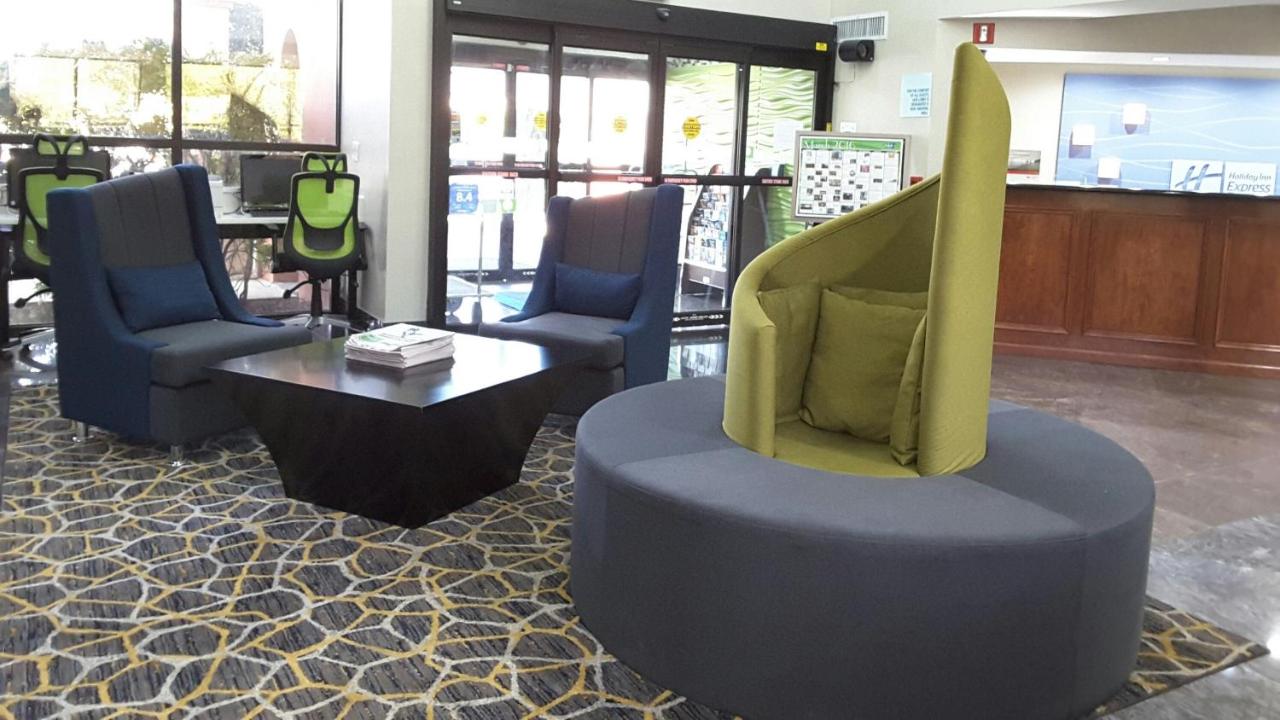  | Holiday Inn Express Hotel & Suites