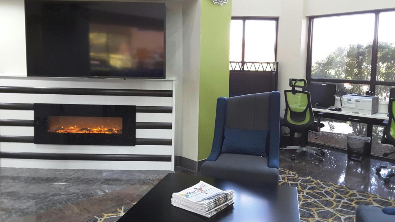  | Holiday Inn Express Hotel & Suites