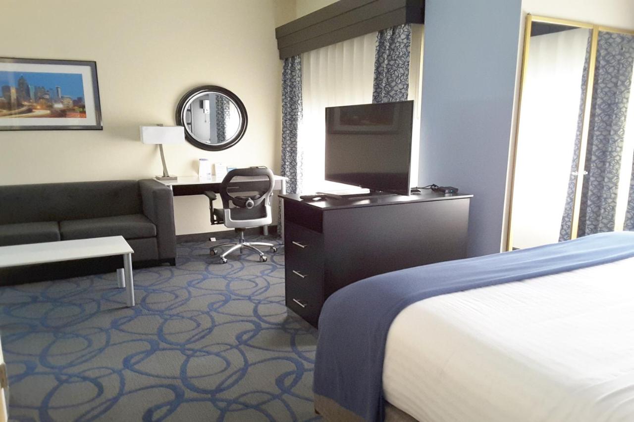 | Holiday Inn Express Hotel & Suites