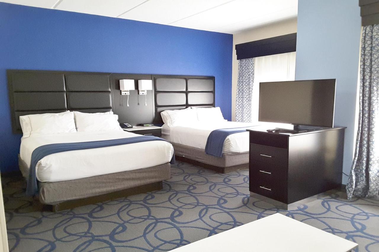  | Holiday Inn Express Hotel & Suites