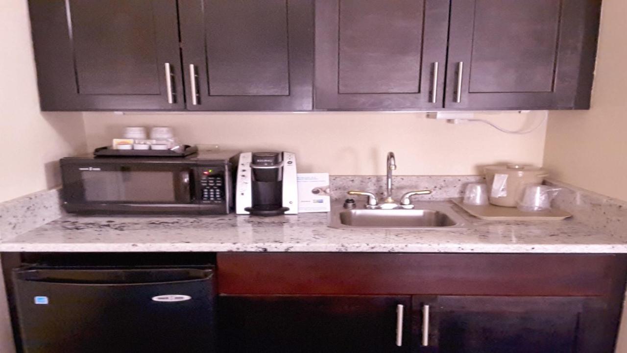  | Holiday Inn Express Hotel & Suites