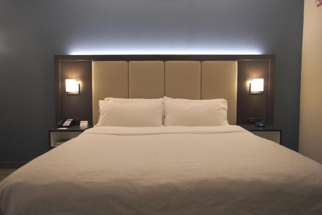 Suite with Mobility Accessible Tub - Non-Smoking at Holiday Inn Express Anderson by IHG
