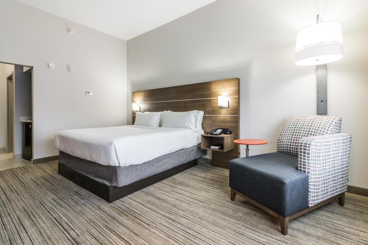 Standard Room with King Bed at Holiday Inn Express Villa Rica by IHG