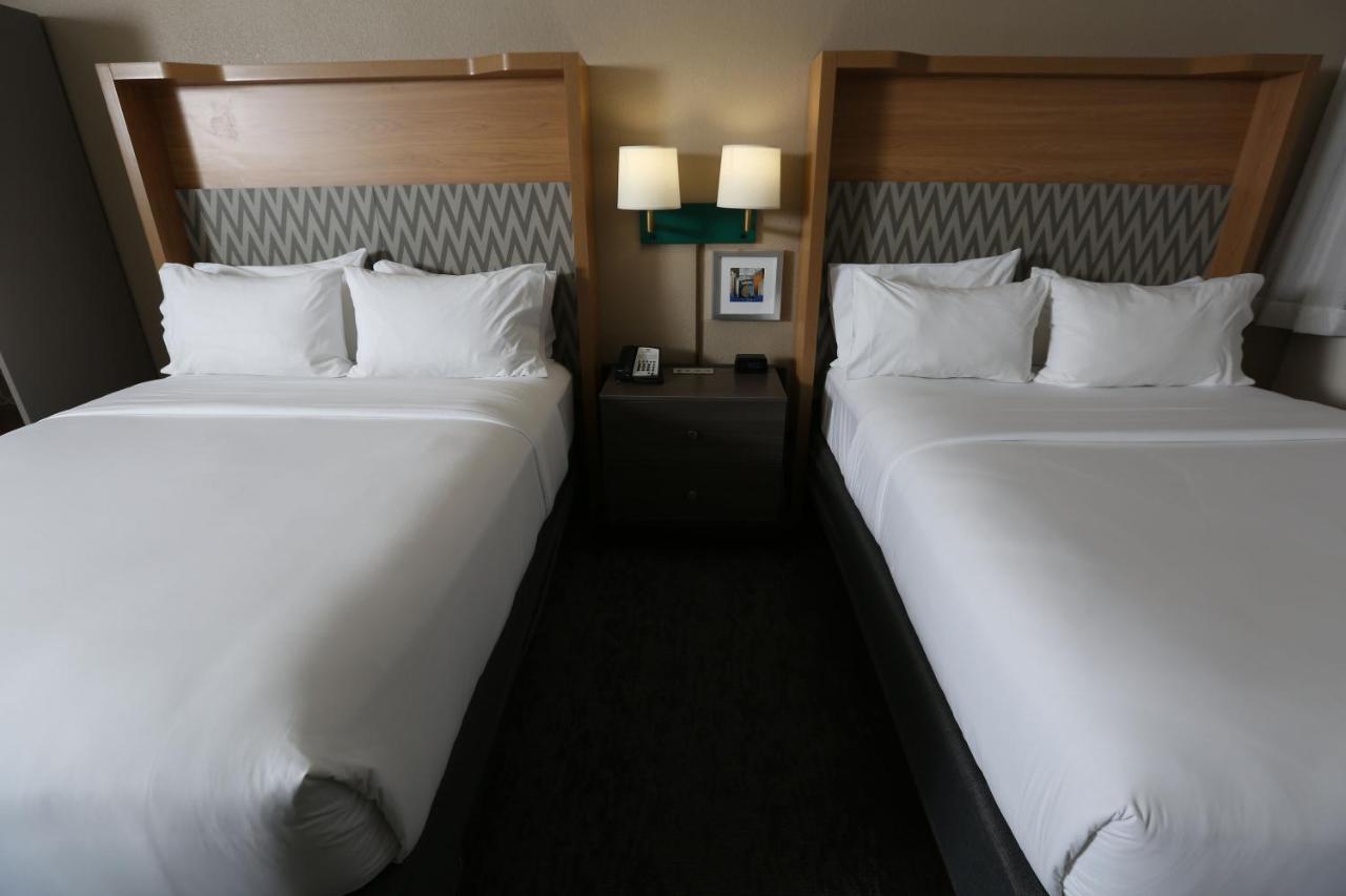 Double Room with Two Double Beds - Non-Smoking at Holiday Inn Chicago North Shore, an IHG Hotel