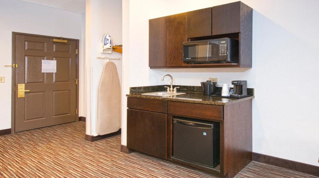 Standard King Bed at Holiday Inn Express & Suites Chicago-Deerfield/Lincolnshire by IHG
