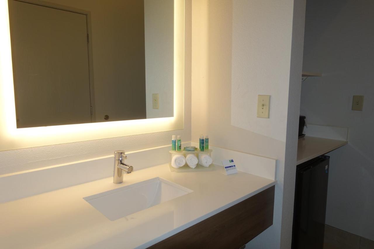 Deluxe King Room at Holiday Inn Express & Suites Brentwood by IHG