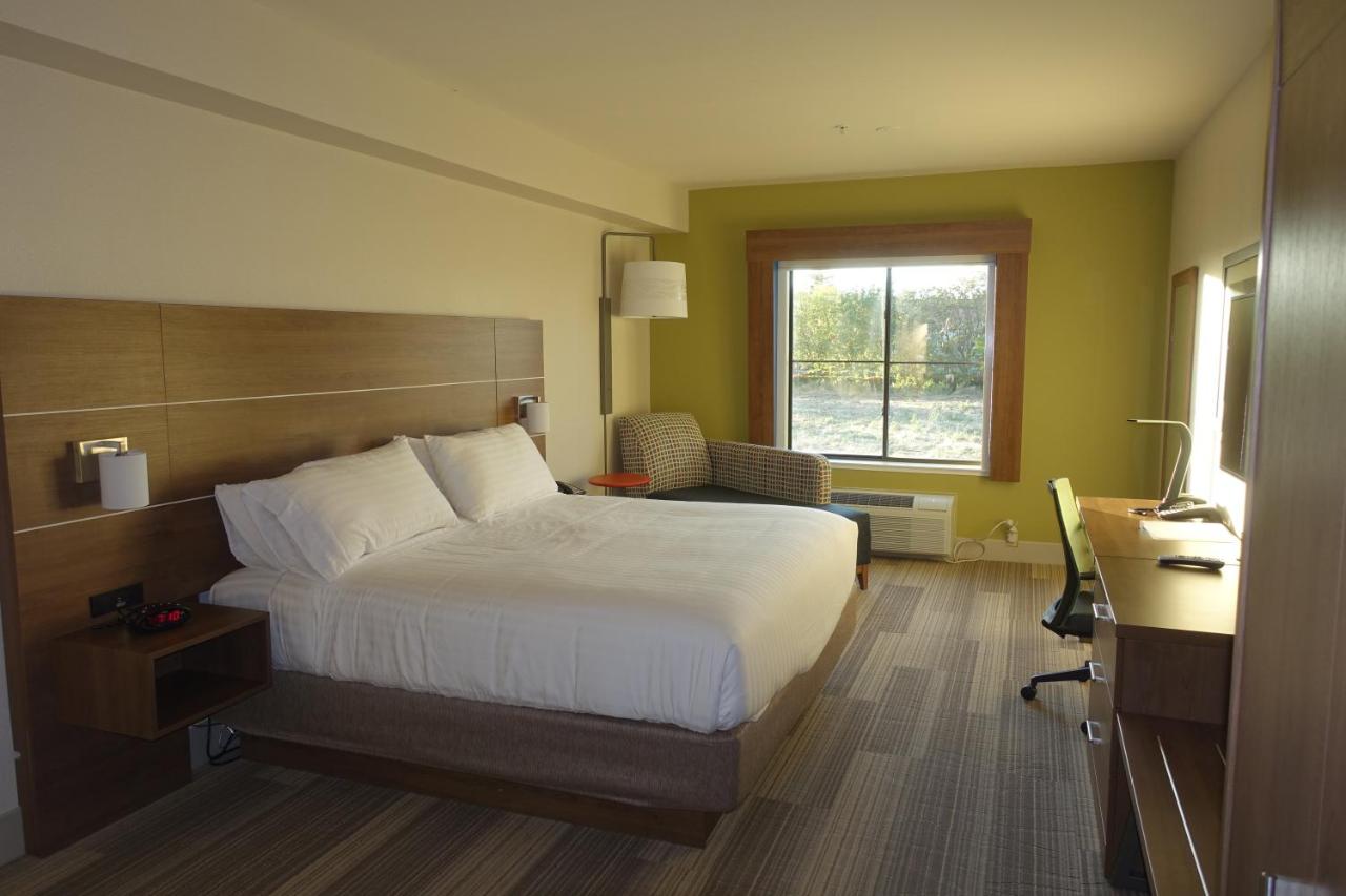 Deluxe King Room at Holiday Inn Express & Suites Brentwood by IHG
