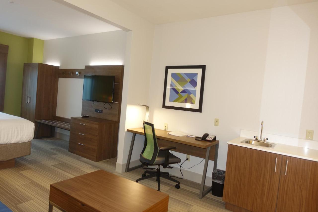 King Suite at Holiday Inn Express & Suites Brentwood by IHG